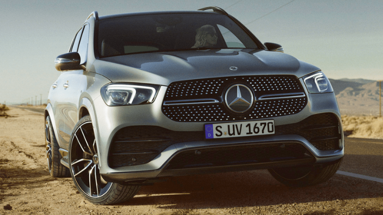 <p>Parrilla frontal Mercedes-Benz GLE Hibrido Gris en una carretera en el desierto</p>