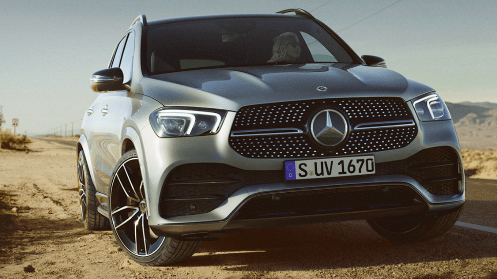 <p>Parrilla frontal Mercedes-Benz GLE Hibrido Gris en una carretera en el desierto</p>