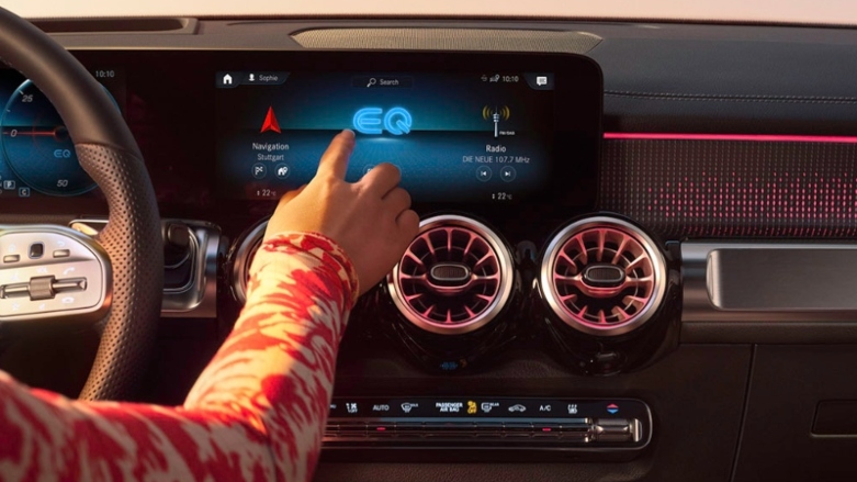 <p>Vista interior de tablero Mercedes-Benz EQB con pantalla táctil y tacómetro digital.</p>