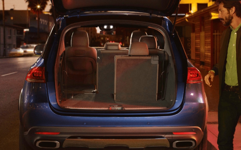 Vista trasera Mercedes-Benz GLE con baúl abierto con fondo de calle.