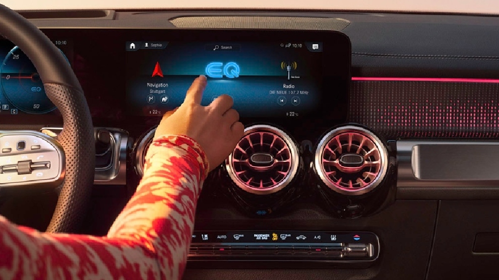 <p>Vista interior de tablero Mercedes-Benz EQB con pantalla táctil y tacómetro digital.</p>