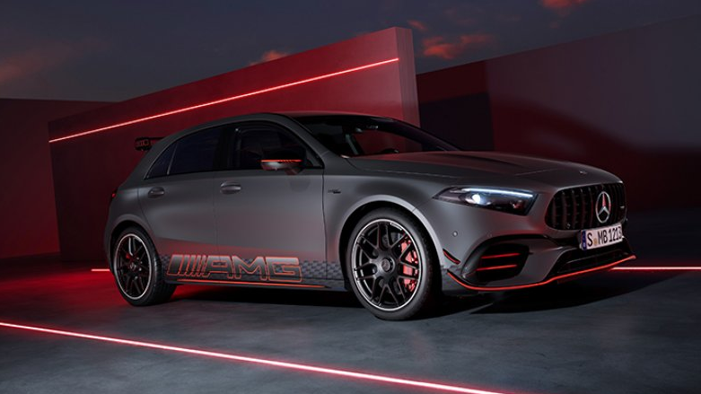 <p>Auto deportivo de lujo Mercedes-Benz AMG Clase A negro con fondo oscuro y luces de neon rojas</p>