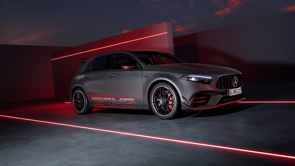<p>Auto deportivo de lujo Mercedes-Benz AMG Clase A negro con fondo oscuro y luces de neon rojas</p>