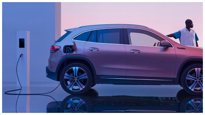 <p>SUV eléctrico de lujo Mercedes-Benz EQA conectado cargándose.</p>