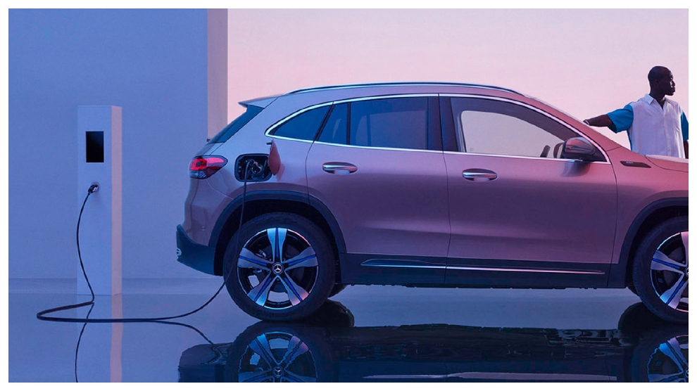 <p>SUV eléctrico de lujo Mercedes-Benz EQA conectado cargándose.</p>