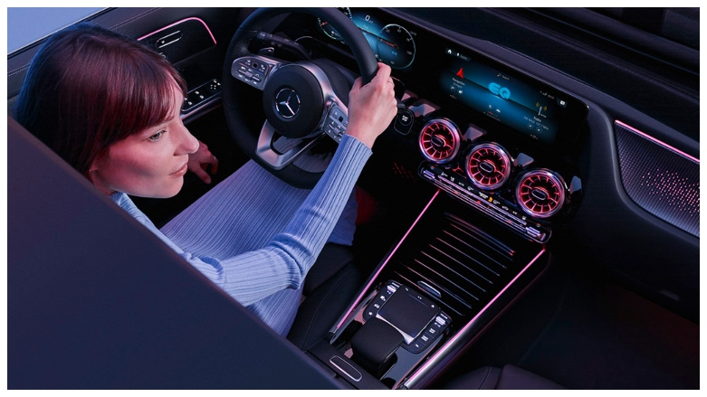 Mujer conduciendo un SUV eléctrico de lujo Mercedes-Benz EQA. 