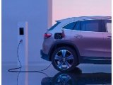 <p>SUV eléctrico de lujo Mercedes-Benz EQA conectado cargándose.</p>