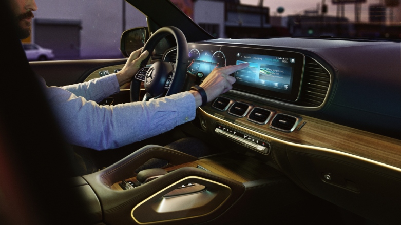 <p>Persona conduciendo Mercedes Benz GLE con vista hacia el tablero con pantalla tactil</p>