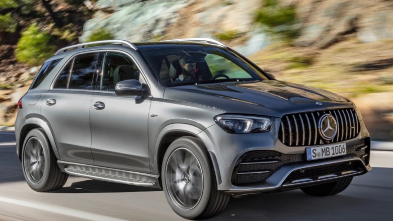 Mercedes Benz GLE color gris conducida sobre autopista 