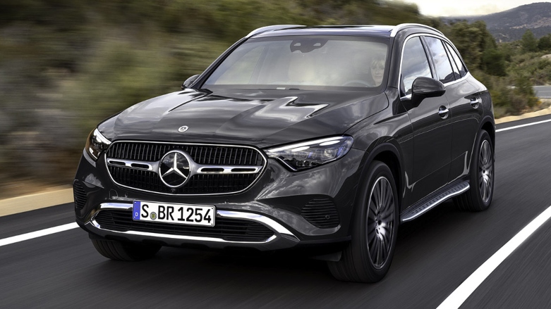 Mercedes Benz GLC color negro siendo conducida por mujer sobre autopista