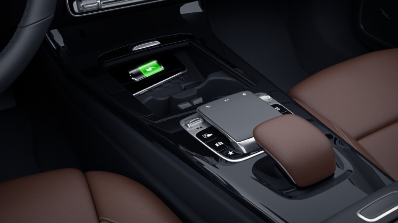 Vista interior de Mercedes Benz con muestra de cargador inalámbrico de celular 