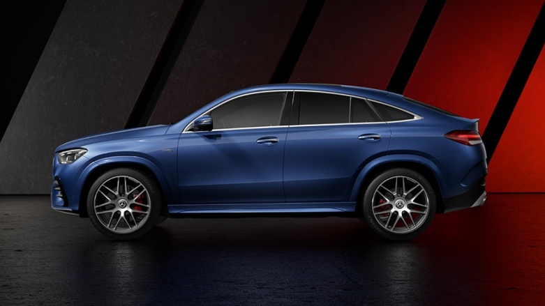 Vista lateral de auto deportivo Mercedes-AMG Coupé GLE color azul