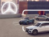 <p>Vehículos Mercedes-Benz estacionados en estacionamiento con ciudad de fondo.</p>