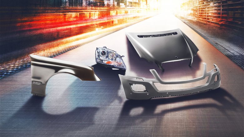 <p>Repuestos de autos Mercedes-Benz en el suelo con una luz de fondo.</p>