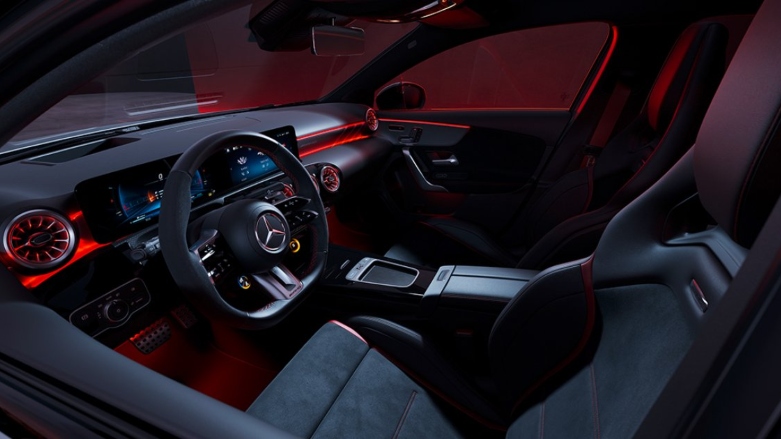 Vista interior de asiento de conductor mostrando el tablero de conducción y volante multifuncional. 