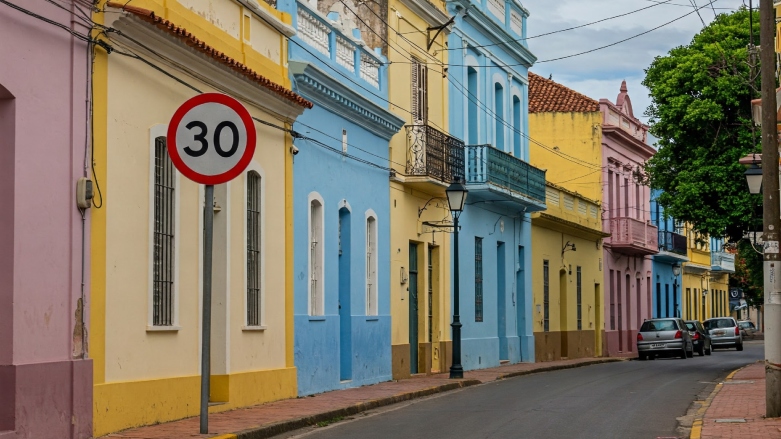 Señal de tránsito de velocidad máxima en calles de Uruguay.