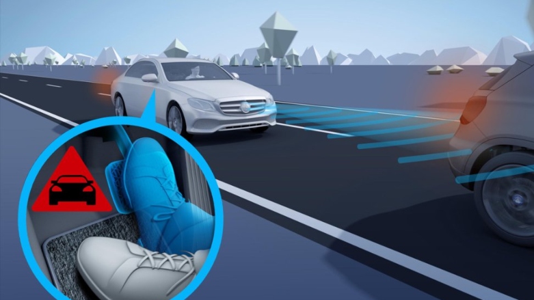 Muestra de sistemas ADAS en tecnología Mercedes-Benz de asistente de frenado activo.
