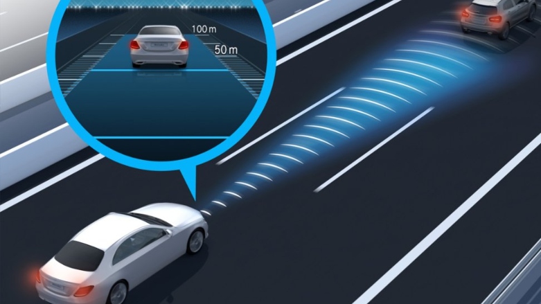 Muestra de sistemas ADAS en tecnología Mercedes-Benz de asistente activos de distancia Distronic.