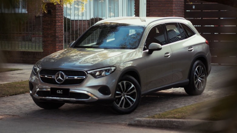 <p>SUV Mercedes-Benz GLC color gris aparcado en el porche de una casa.</p>