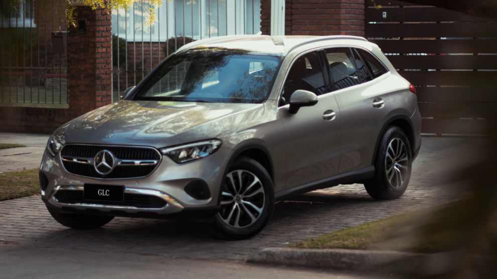 <p>SUV Mercedes-Benz GLC color gris aparcado en el porche de una casa.</p>