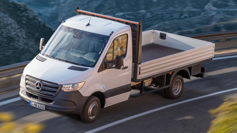 <p>Mercedes-Benz Sprinter chasis siendo conducido con carretera.</p>