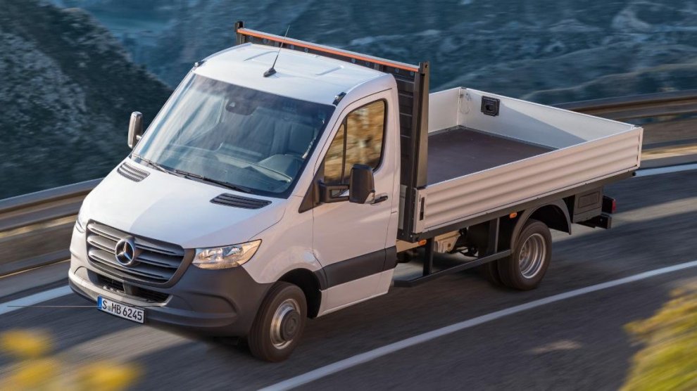 <p>Mercedes-Benz Sprinter chasis siendo conducido con carretera.</p>