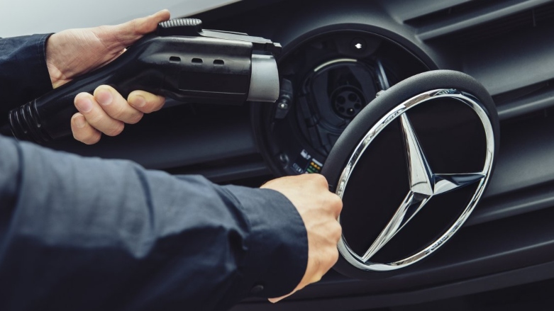Vista cercana de enchufe eléctrico de van eléctrica Mercedes-Benz