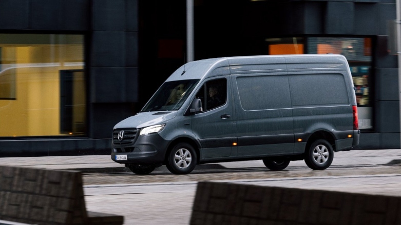 Van eléctrica Mercedes-Benz eSprinter siendo conducida por calles de la ciudad.