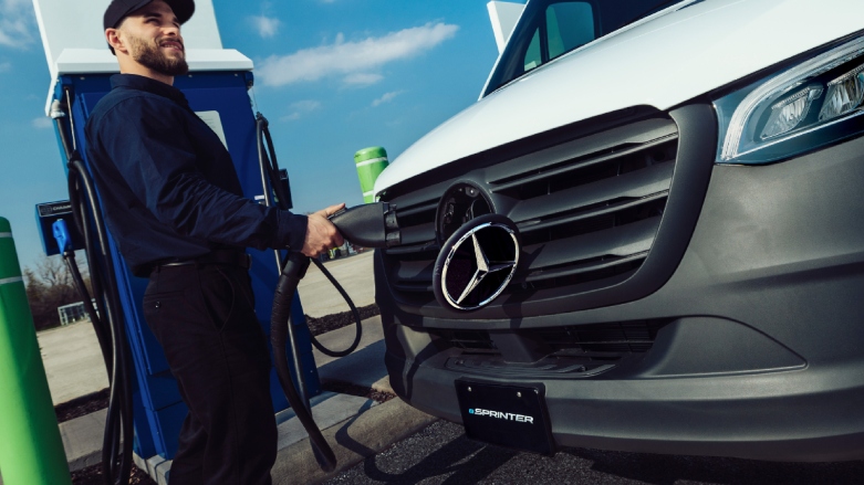 <p>Conductor de van eléctrica Mercedes-Benz eSprinter cargado el vehículo en una estación de carga eléctrica.</p>