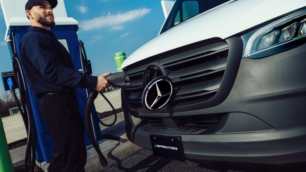 <p>Conductor de van eléctrica Mercedes-Benz eSprinter cargado el vehículo en una estación de carga eléctrica.</p>