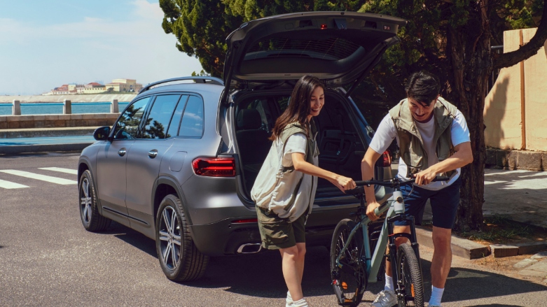 Mercedes-Benz GLB 250 con personas en la parte trasera con una bicicleta.