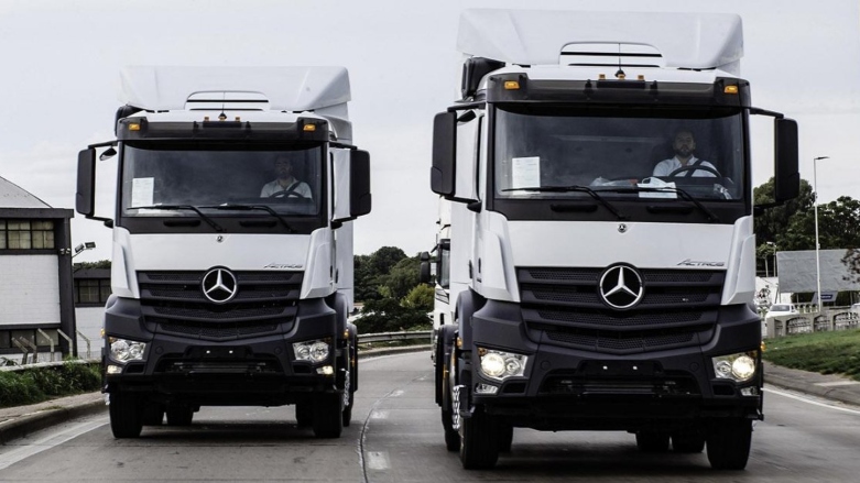 <p>Flota de camiones Mercedes-Benz New Actros siendo conducidas por carreteras de la ciudad.</p>